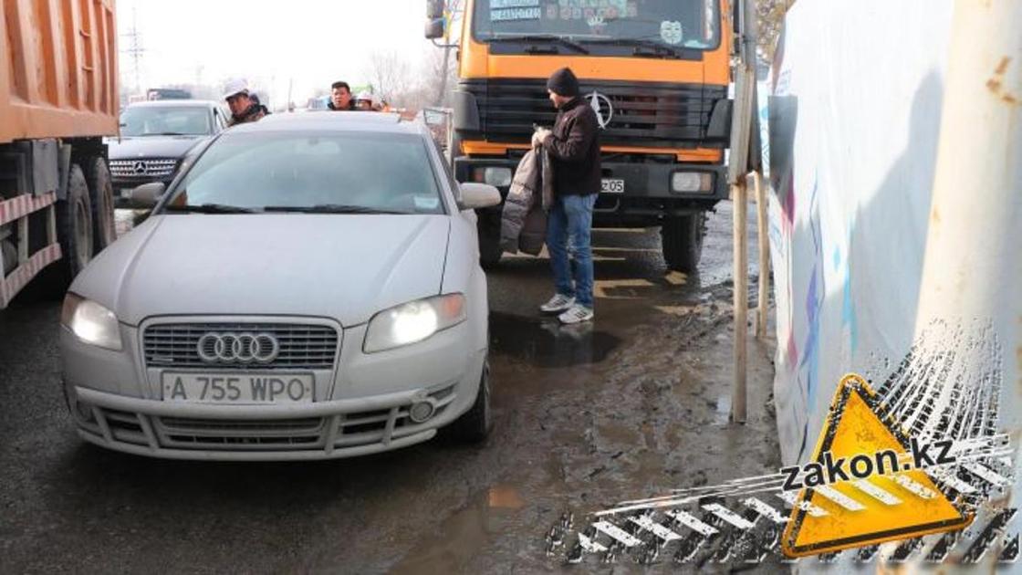 ДТП с участием нескольких грузовиков на ВОАД в Алматы парализовало движение (фото, видео)