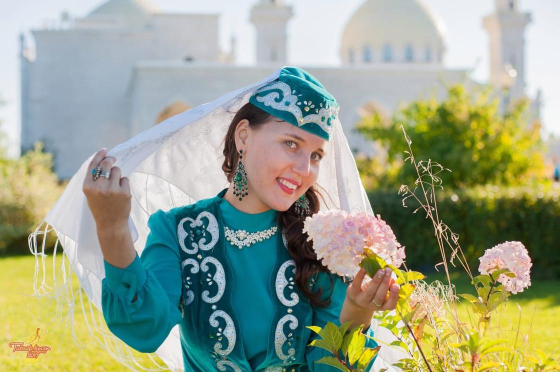 Красивая татарка из Актобе удивила публику знанием казахского языка
