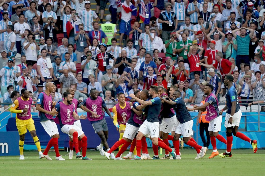 Сборная Франции празднует забитый мяч в ворота Аргентины