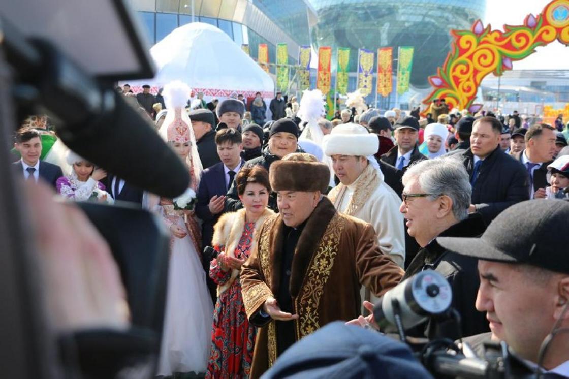 Появление Назарбаева и Токаева вызвало ажиотаж на праздновании Наурыза в Астане