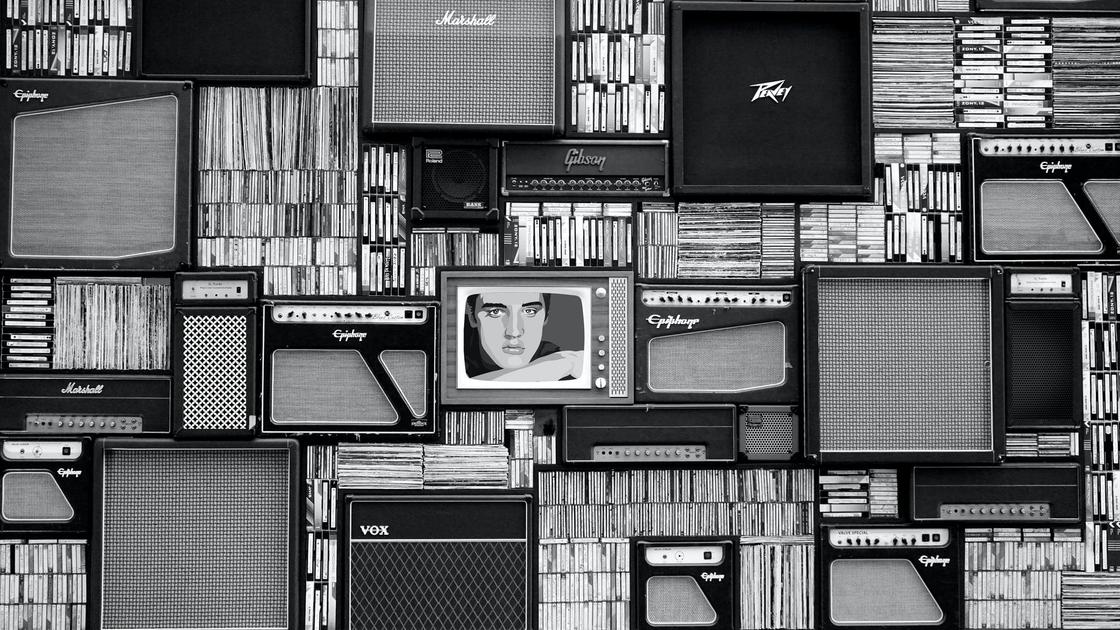 Черно-белый ретро-телевизор с изображением Элвиса Пресли