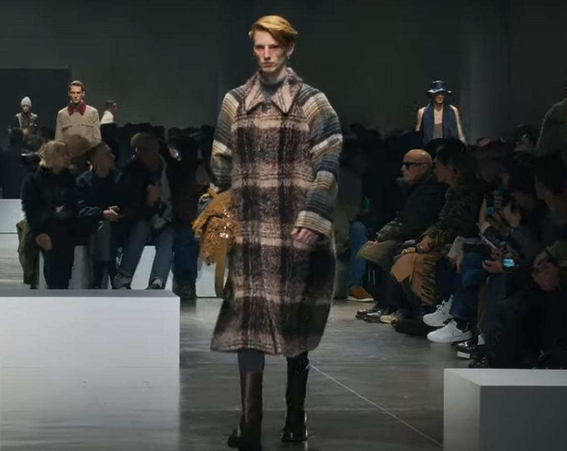 Модель демонстрирует пальто в клетку от Fendi