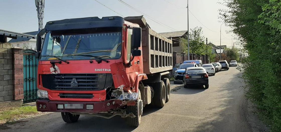 Красный грузовик, попавший в аварию в Алматы