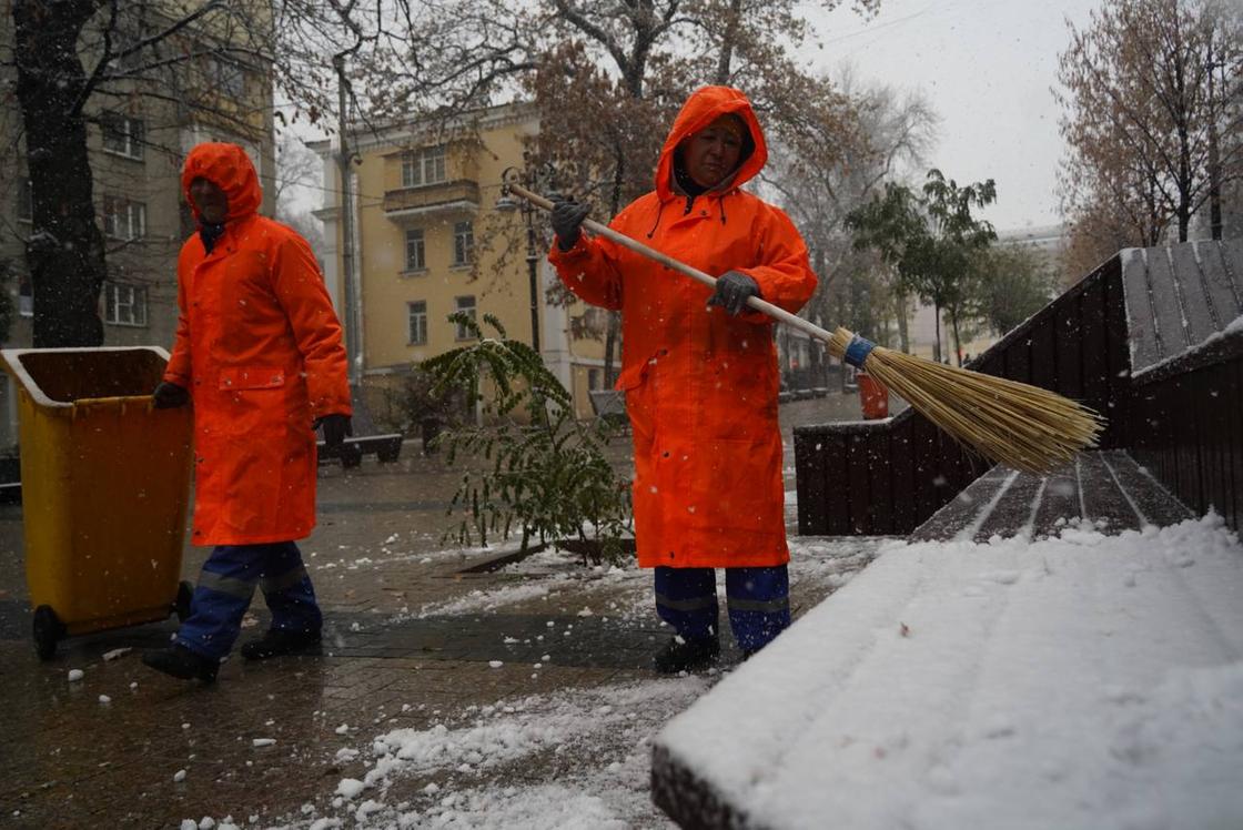 Коммунальные работники убирают снег