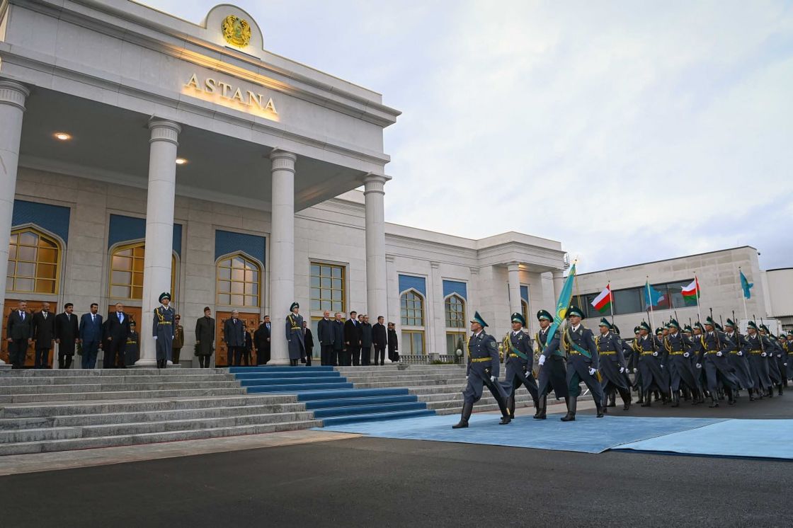 Оман сұлтанын Астанада қалай қарсы алды