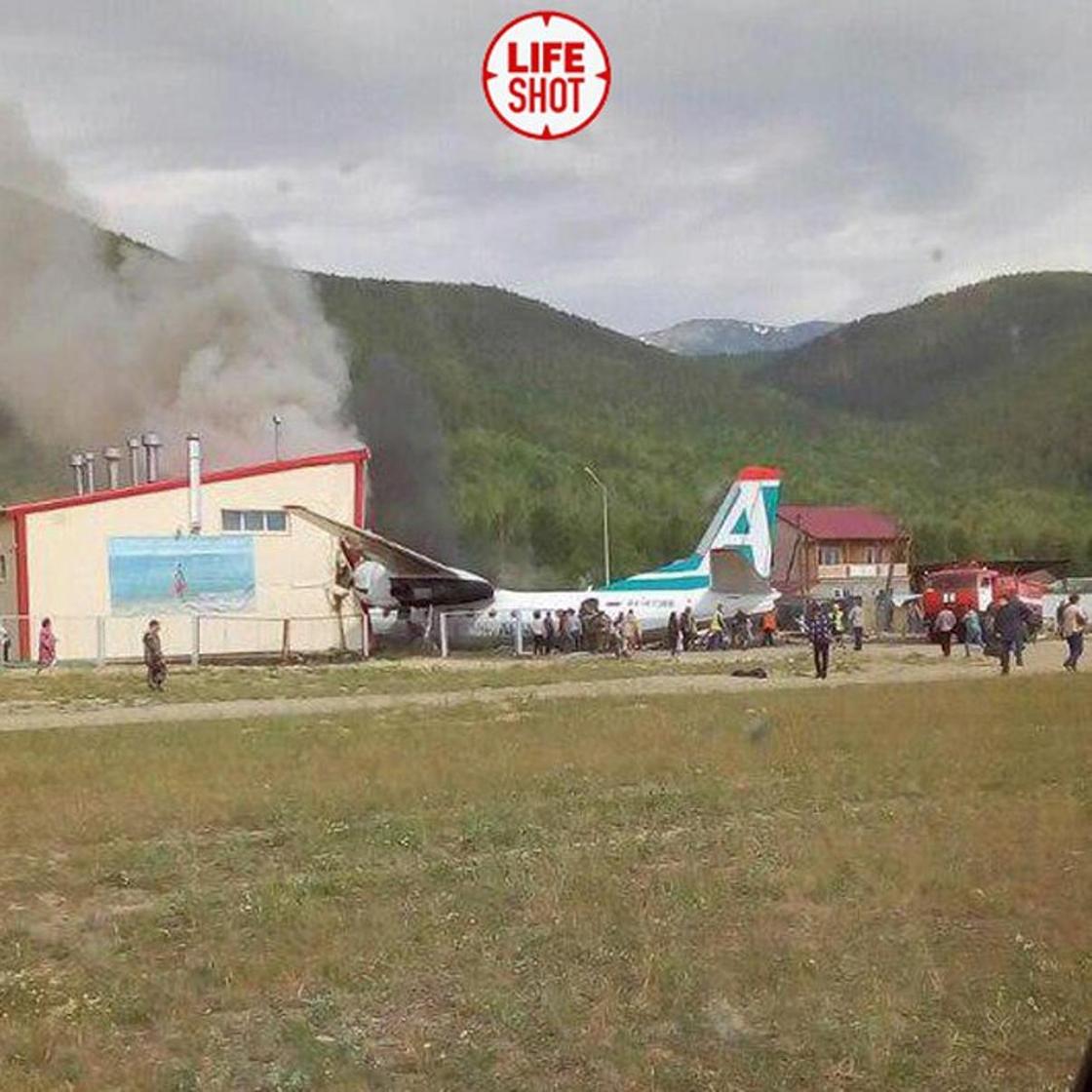 Самолет врезался в здание и загорелся в Бурятии: пилоты погибли, десятки пострадавших (фото, видео)
