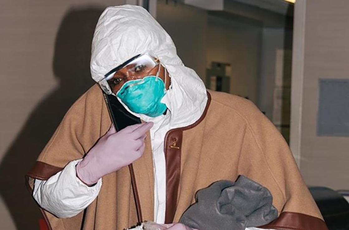 Наоми Кэмпбелл выбросила в мусорку "одноразовое" пальто за 1,2 млн тенге (фото)