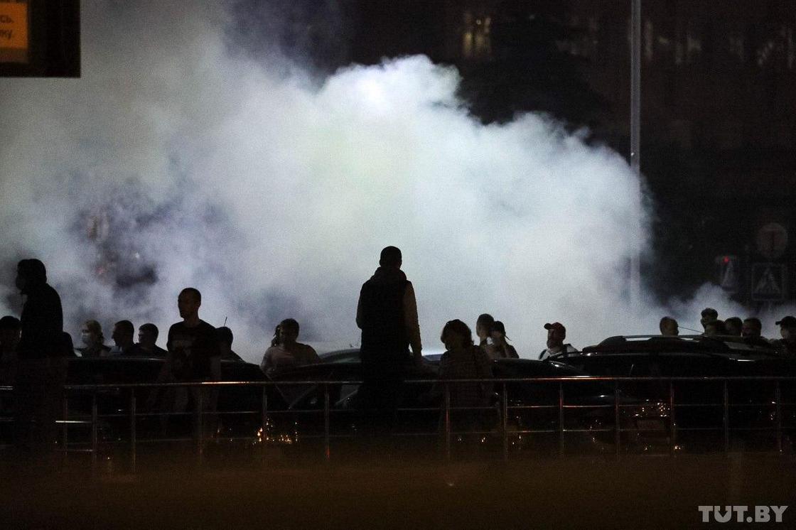люди в темноте на фоне дыма
