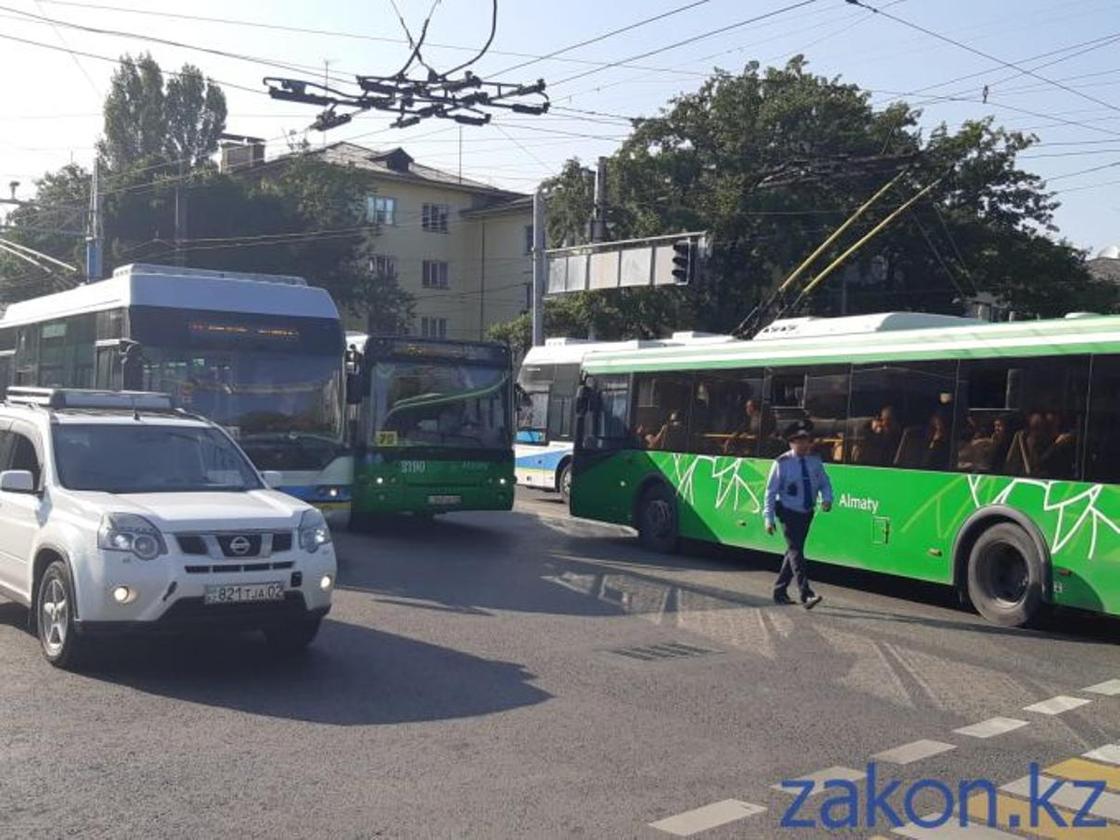 Транспортный коллапс на улице Тимирязева в Алматы