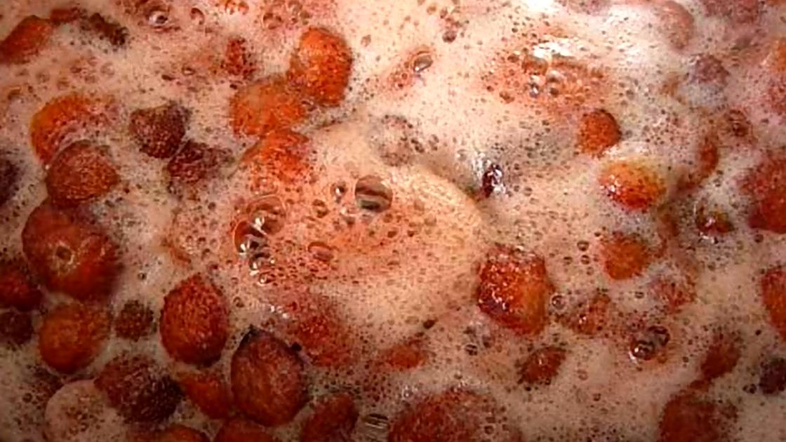 Варится клубника с пенкой Варится клубника с пенкой