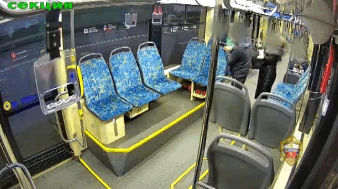 Пьяный мужчина избил беременную девушку в общественном транспорте (видео)