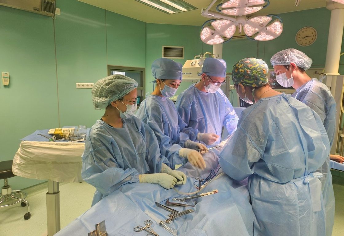 Врачи проводят операцию Врачи проводят операцию