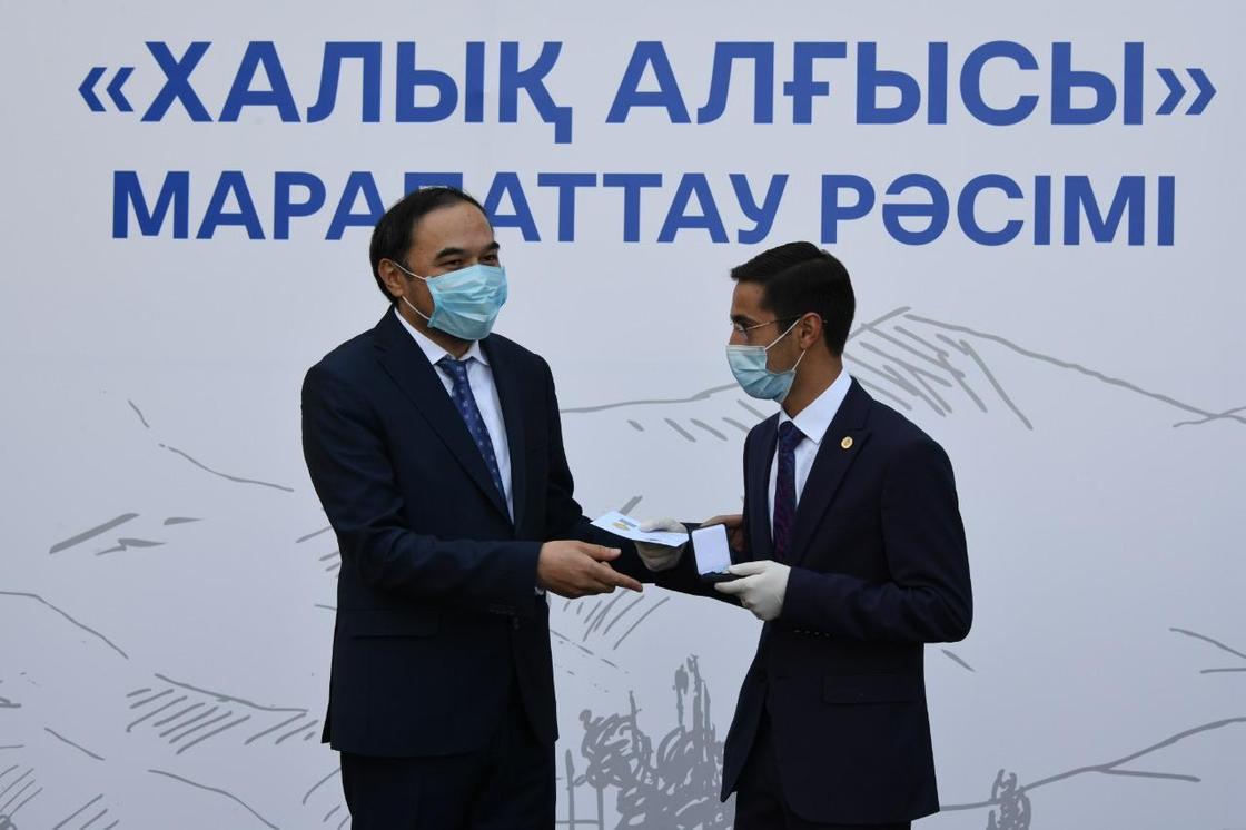 Награждение медалью в Алматы