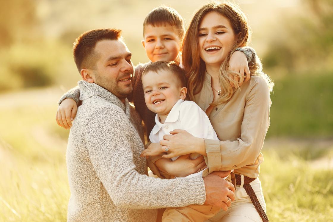 Счастливая семья с двумя детьми