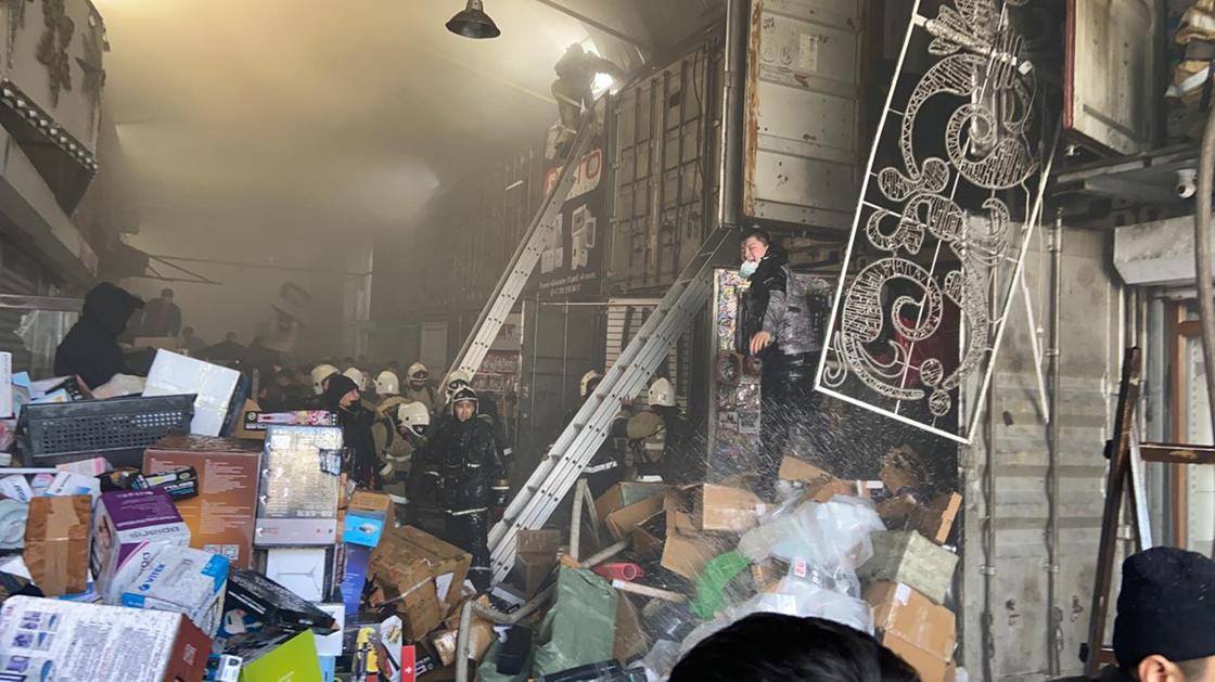 Пожар на торговом ряду на барахолке в Алматы