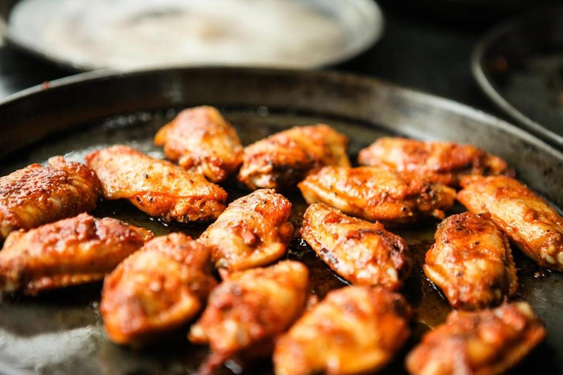 Вкусный шашлык из крылышек на мангале Вкусный шашлык из крылышек на мангале