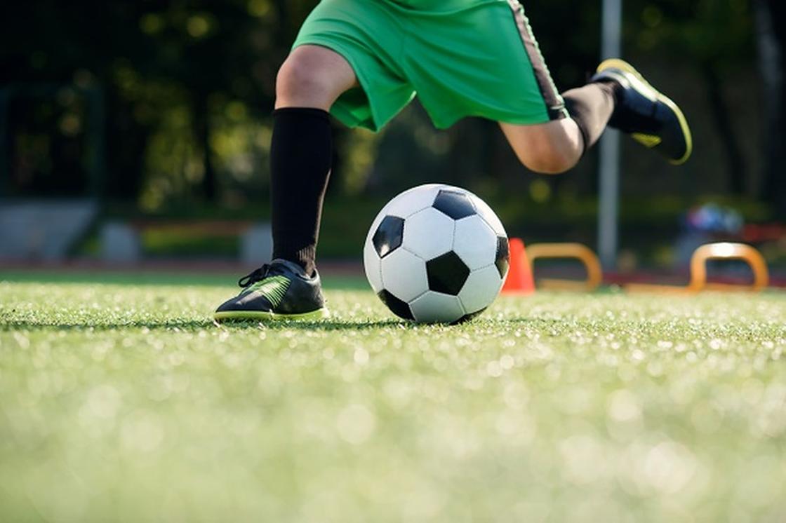 Foot football. Мяч на траве. Мяч на полу. Футболист пинает мяч Узбекистан. Горизонтальные фото футболистов на поле из реальной жизни 2020.