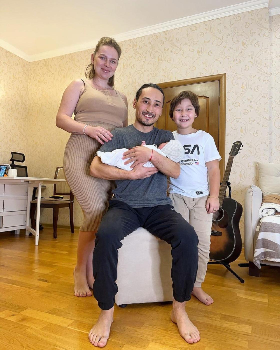 Мурат Мутурганов с женой и детьми