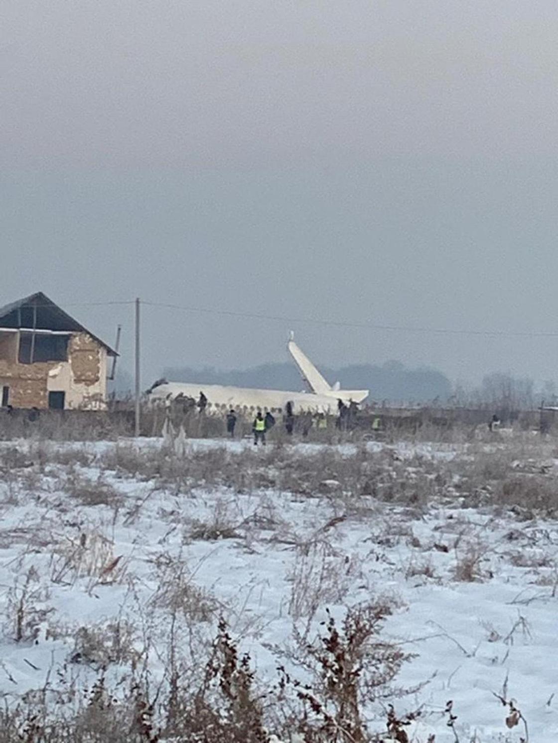 Самолет Bek Air разбился в Алматы (фото, видео)