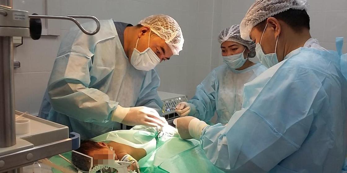 Врачи провели операцию 2-дневному малышу в Актау