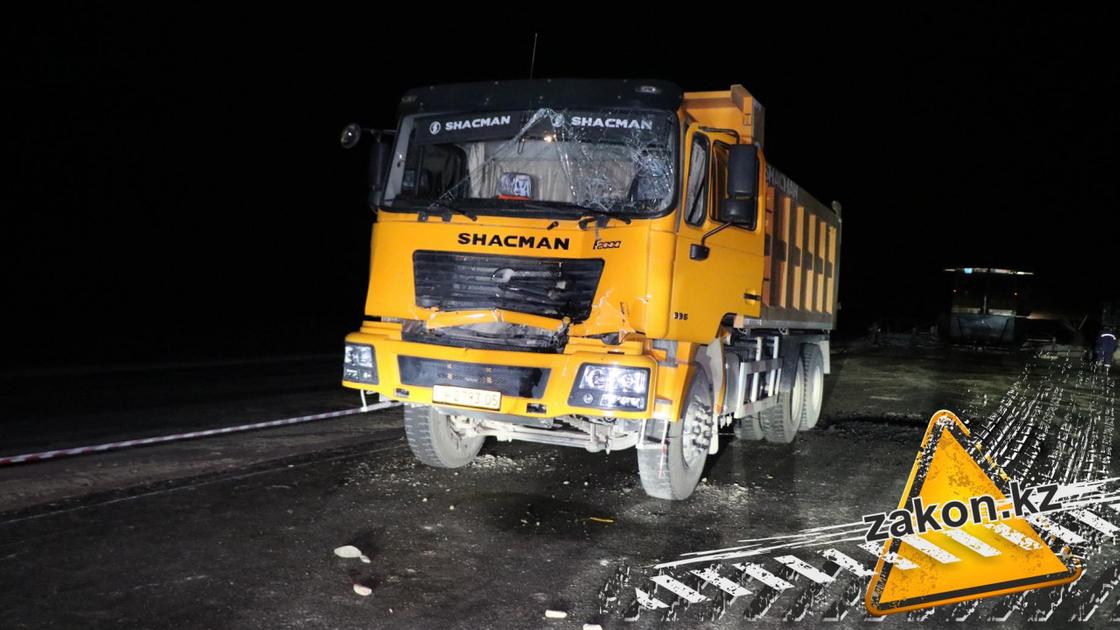 Мужчину раздавило между грузовиками на трассе Алматы- Нур-Султан (фото)