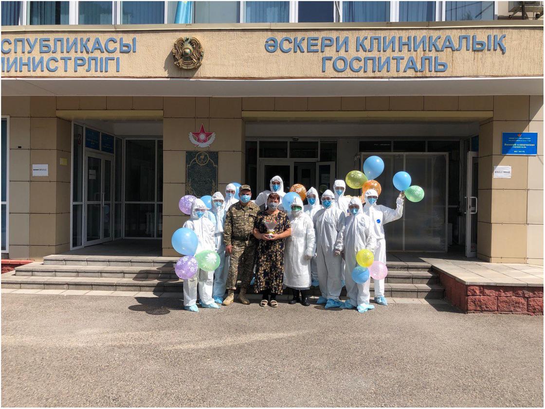 Алматыдағы әскери госпитальге COVID-19 індетімен түскен соңғы науқас емделіп шықты