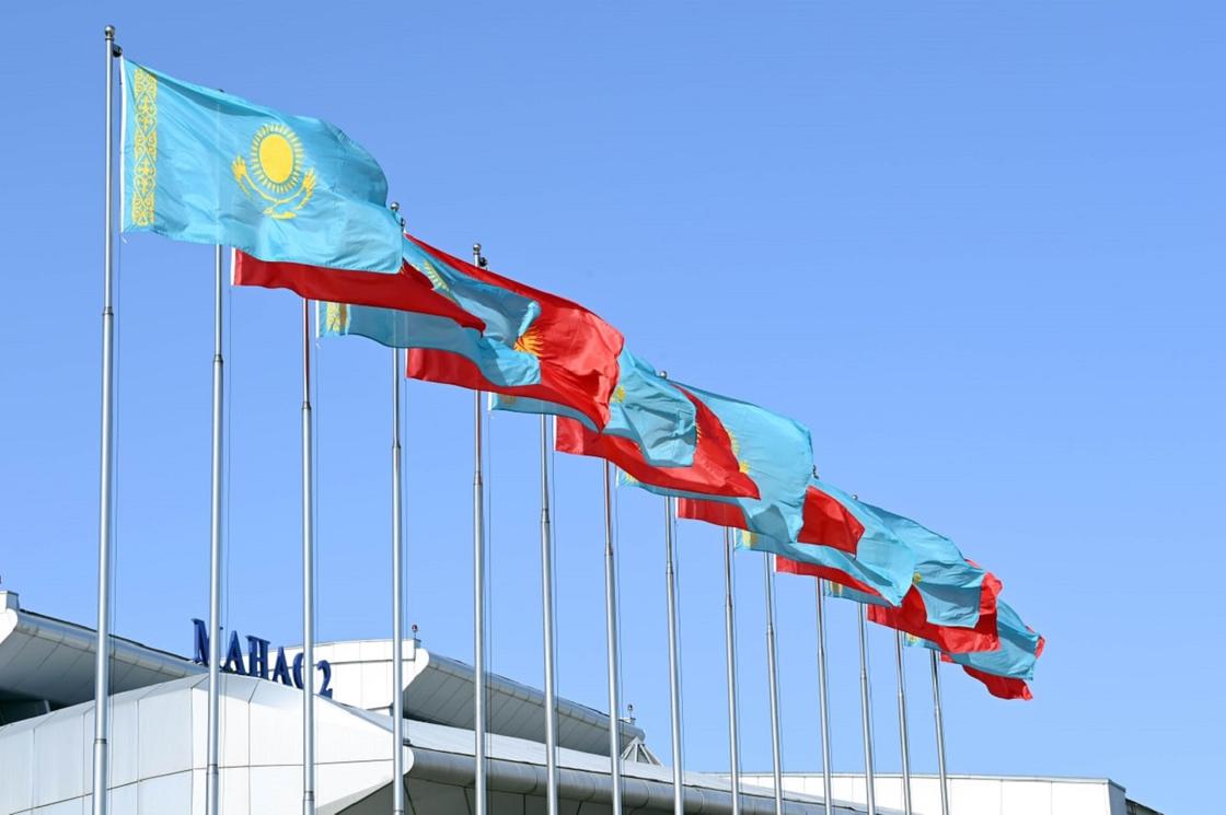 Флаги Казахстана и Кыргызстана