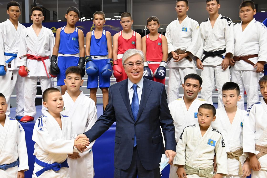 Касым-Жомарт Токаев в ходе визита на спорткомплекс "Халык Арена"