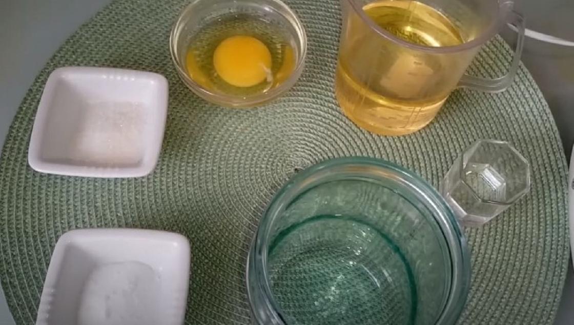 Соль, масло, уксус, сахар, яйцо и посуда для майонеза
