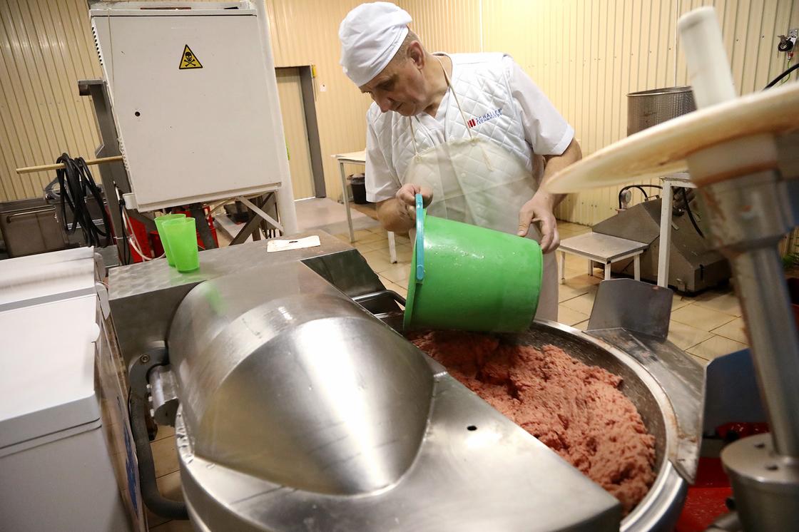Заключенные открыли колбасный цех в колонии общего режима Алматинской области