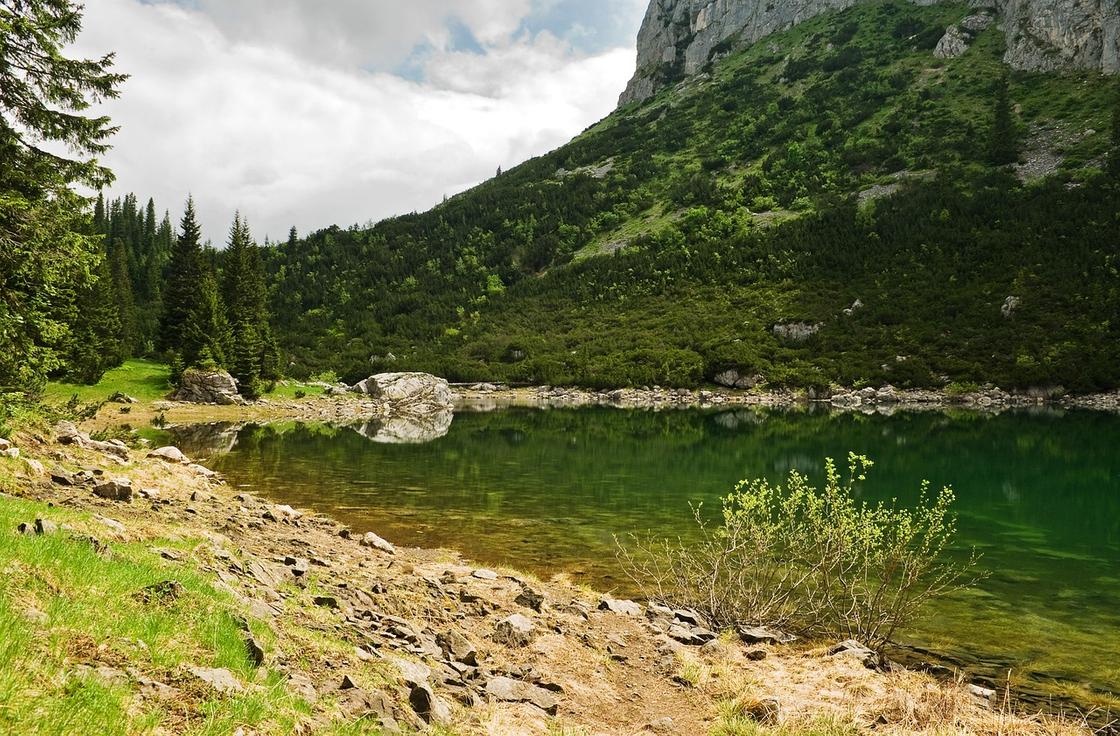 Вид на горное озеро в Черногории