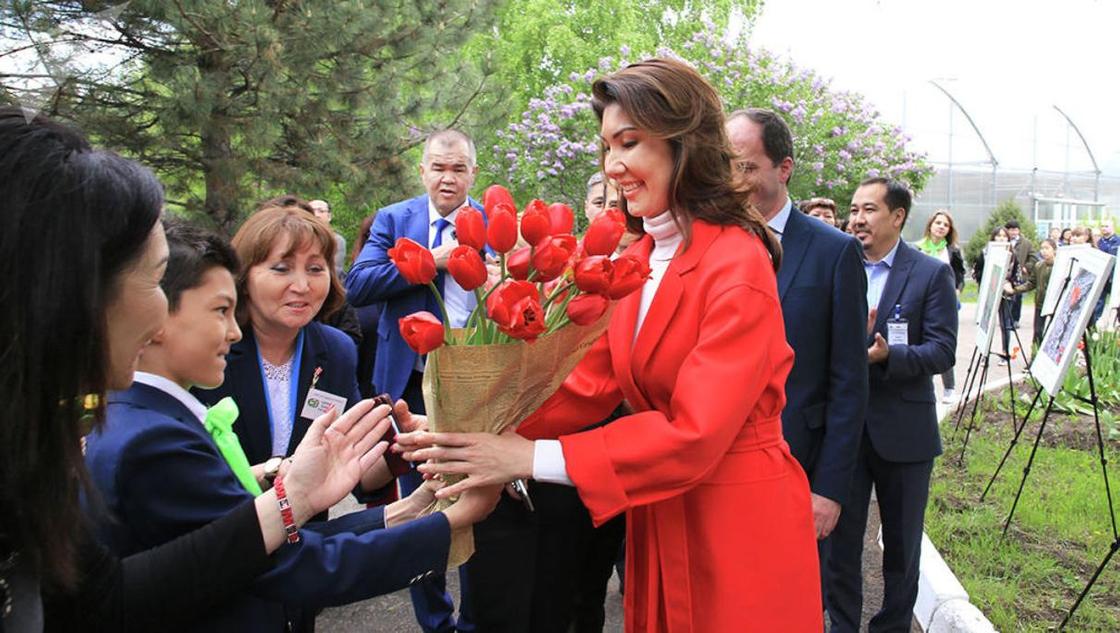 Алие Назарбаевой подарили тюльпаны имени первого президента (фото)