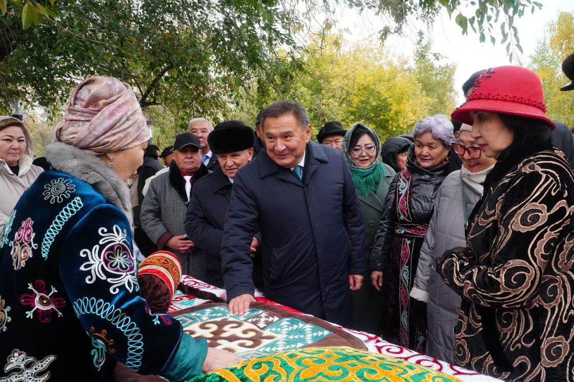 Женщина показывает народные ремесла