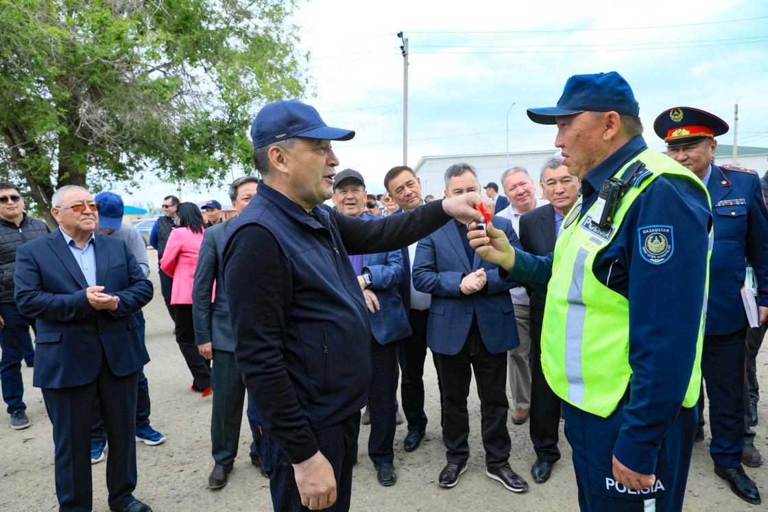 Ералы Тугжанов вручает сотрудникам полиции ключи от служебного транспорта