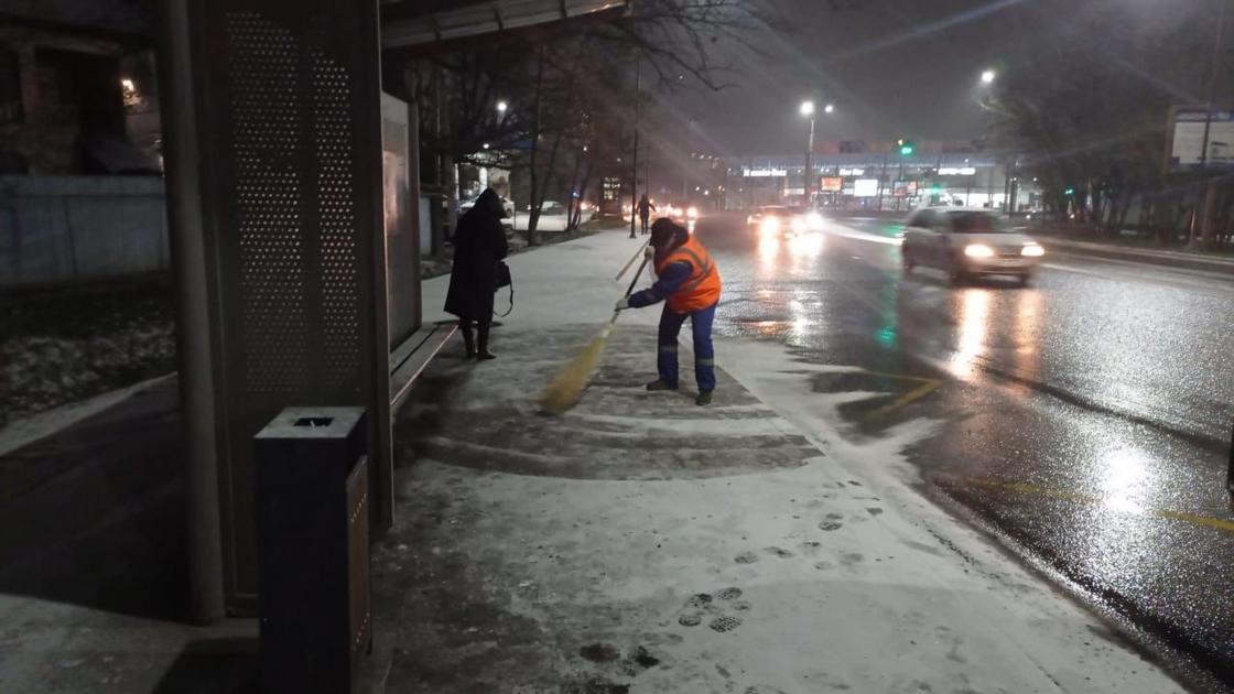 Коммунальные работники убирают снег