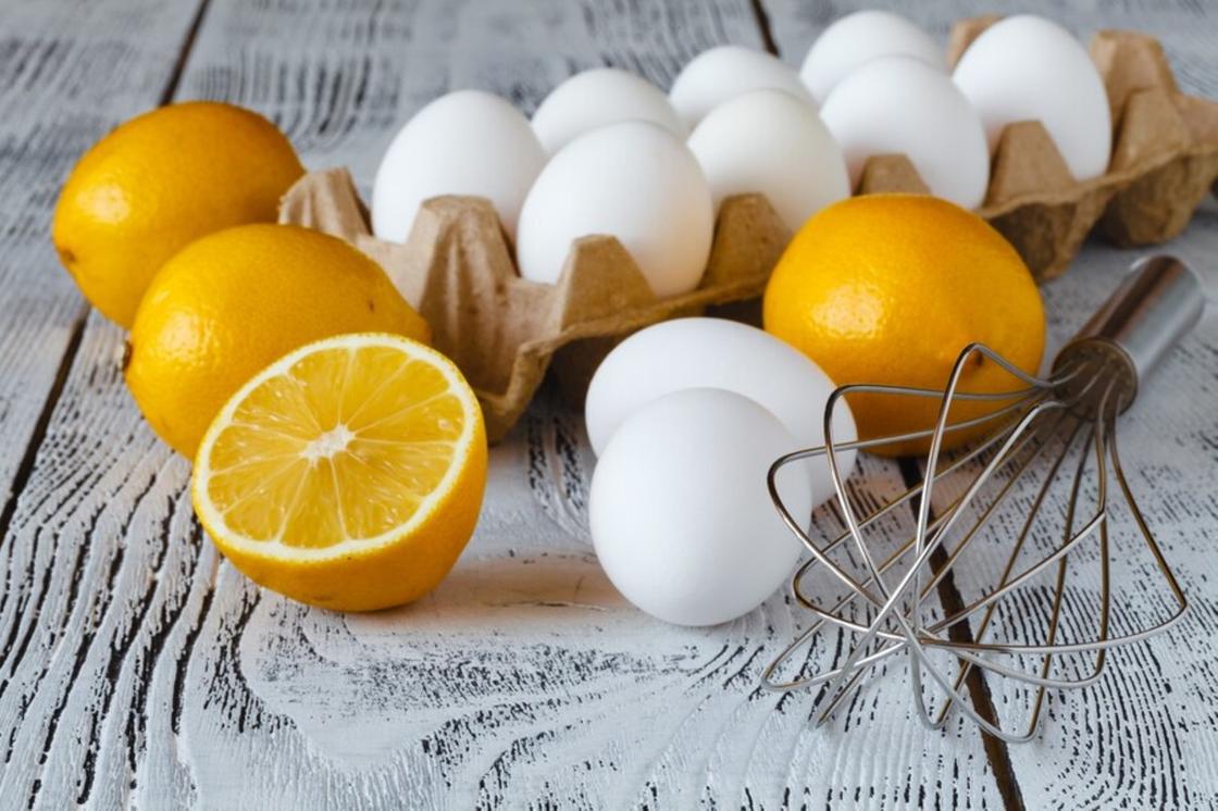 Лимон, яйца, венчик
