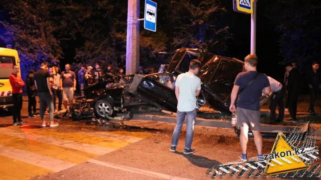 BMW разорвало пополам в Алматы (фото)