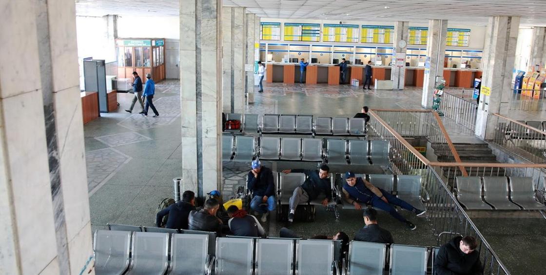 "Заколебал": иностранца не хотели обслуживать на автовокзале Сайран