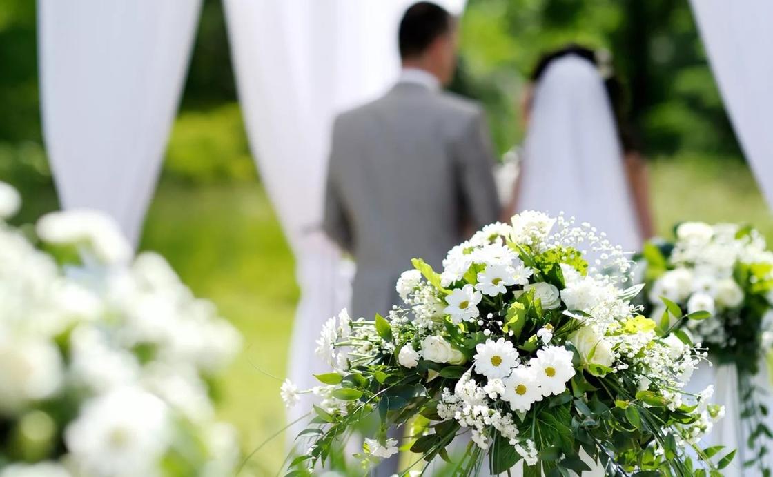 Незваная гостья пыталась остановить свадьбу и признавалась жениху в любви