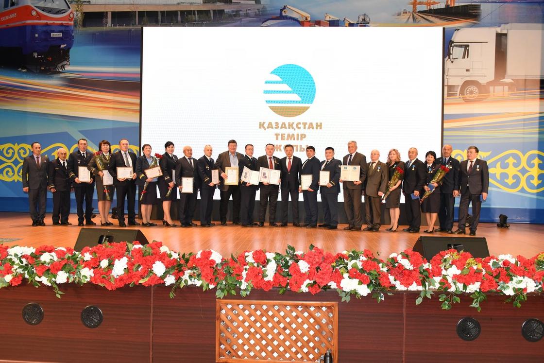 Государственные награды вручили казахстанским железнодорожникам