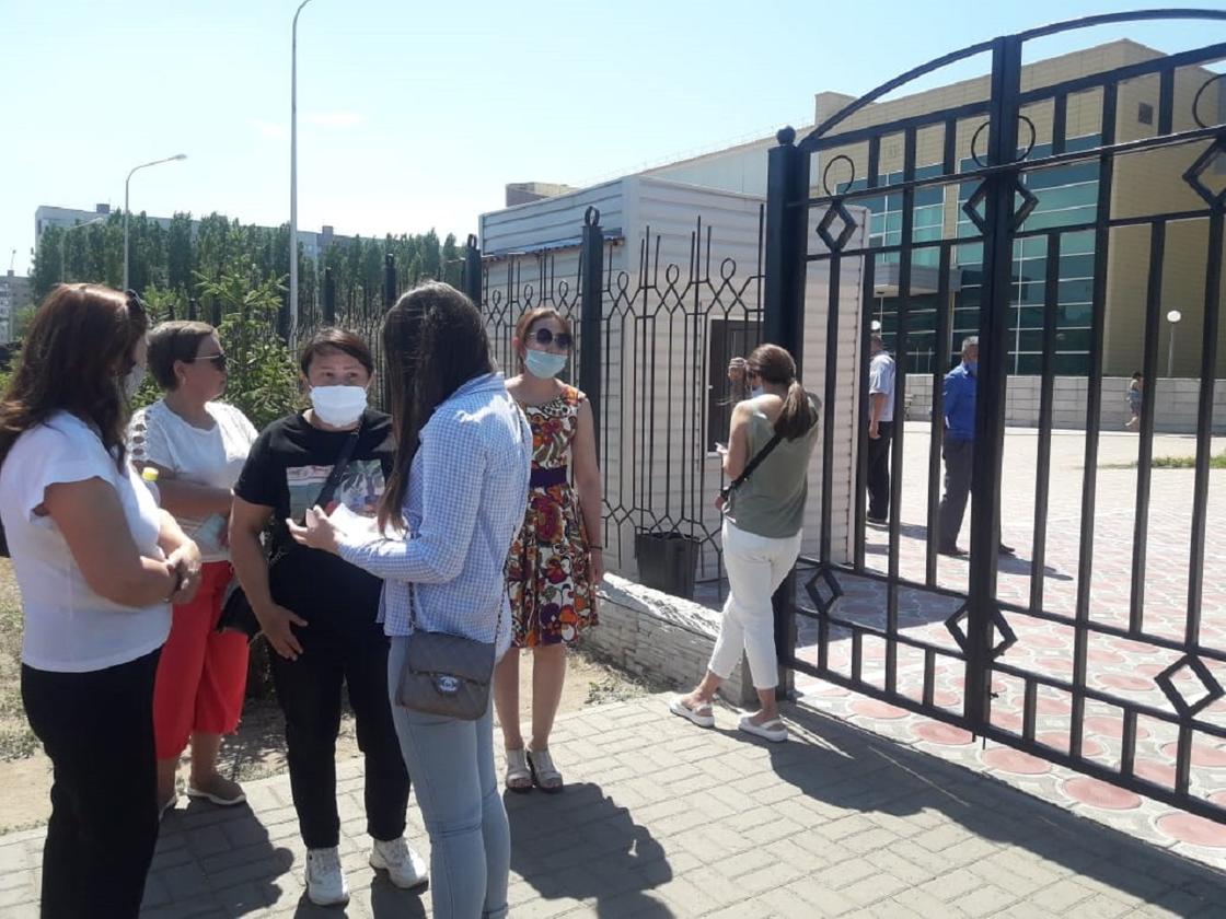 «Никогда не было троек»: ученики престижной школы получили автоматически низкие итоговые оценки в Павлодаре