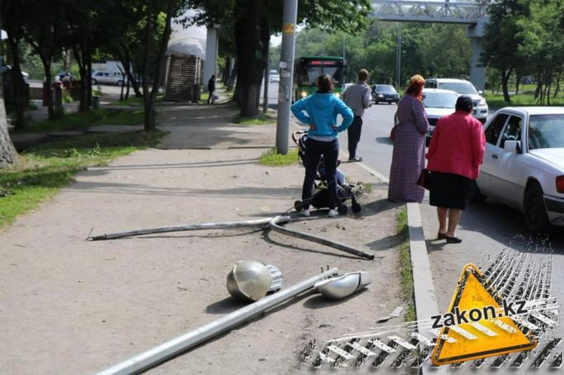 Автомобиль протаранил остановку в Алматы (фото) Автомобиль протаранил остановку в Алматы (фото)