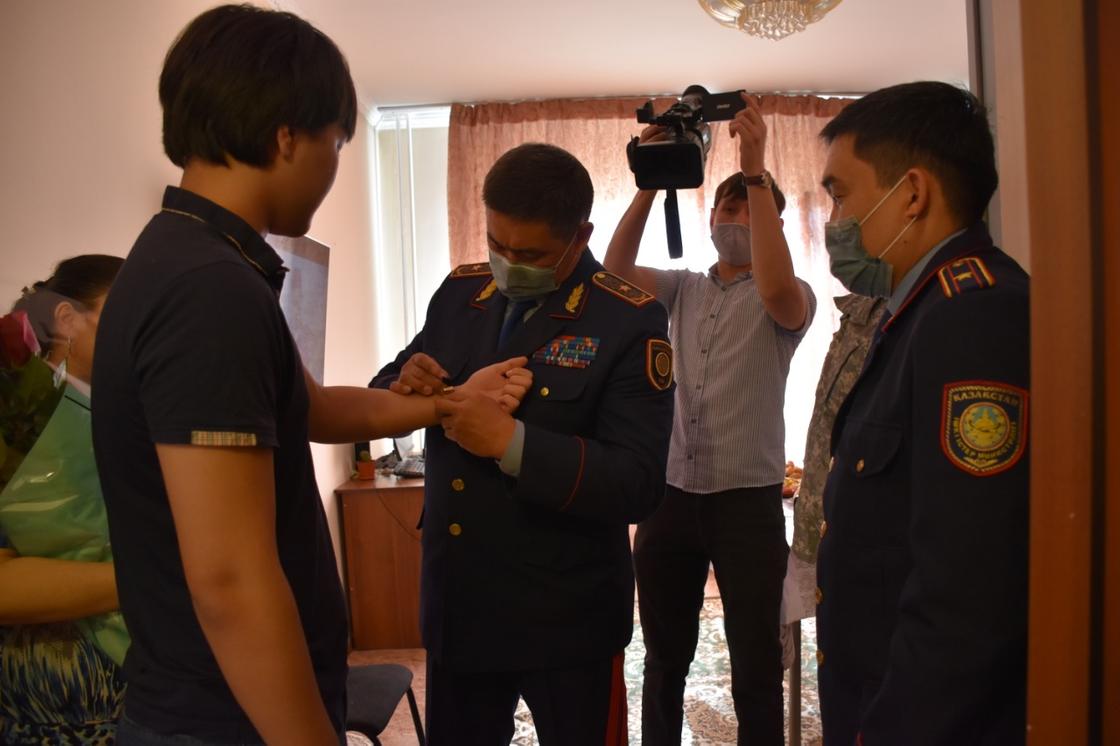“Они рисковали своей жизнью за наш покой!”: Кудебаев посетил семьи погибших коллег