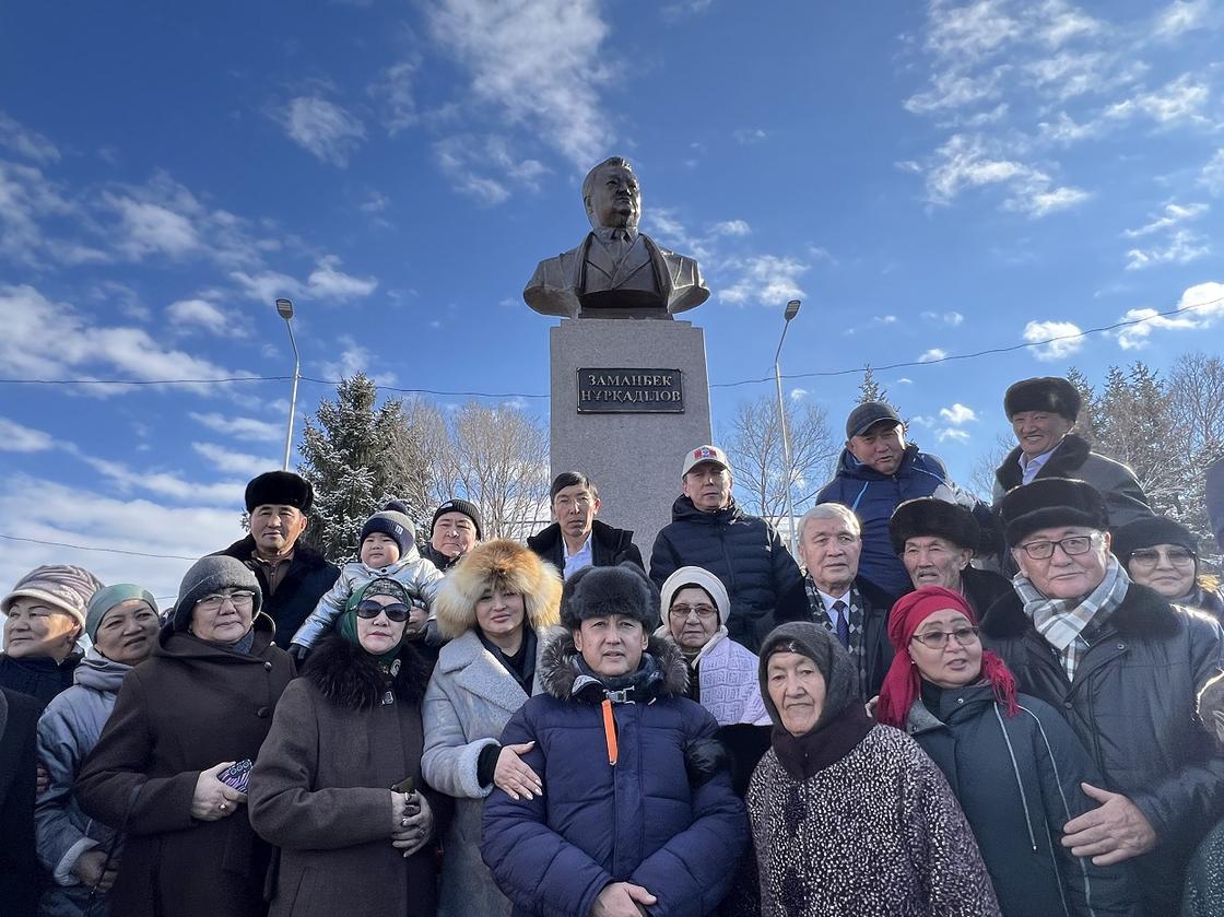 Заманбек Нұрқаділовке арналған ескерткіш-бюсттің ашылу салтанатында