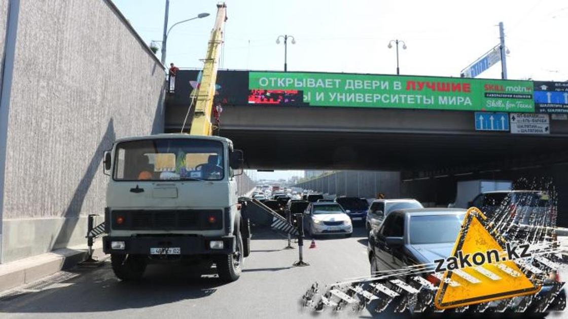 Трактор перевернулся и устроил пробку в Алматы (фото, видео)