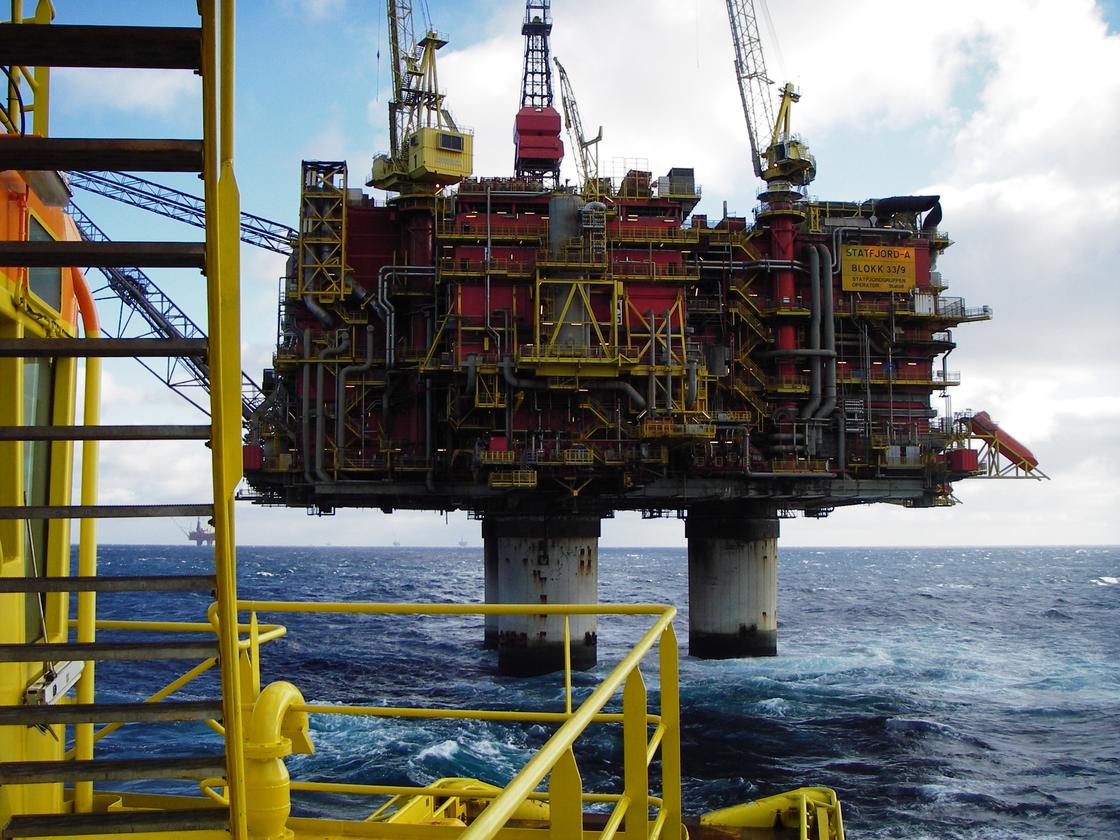 Нефтедобывающая платформа в море