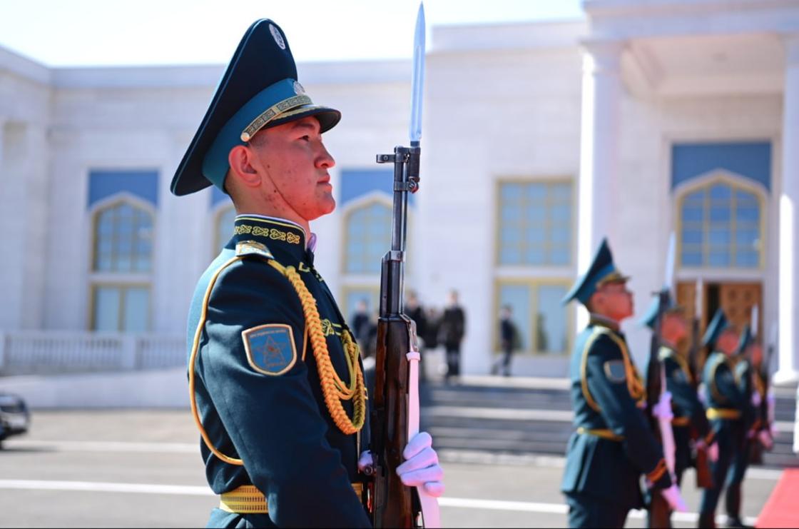 Прибытие президента Таджикистана в Казахстан