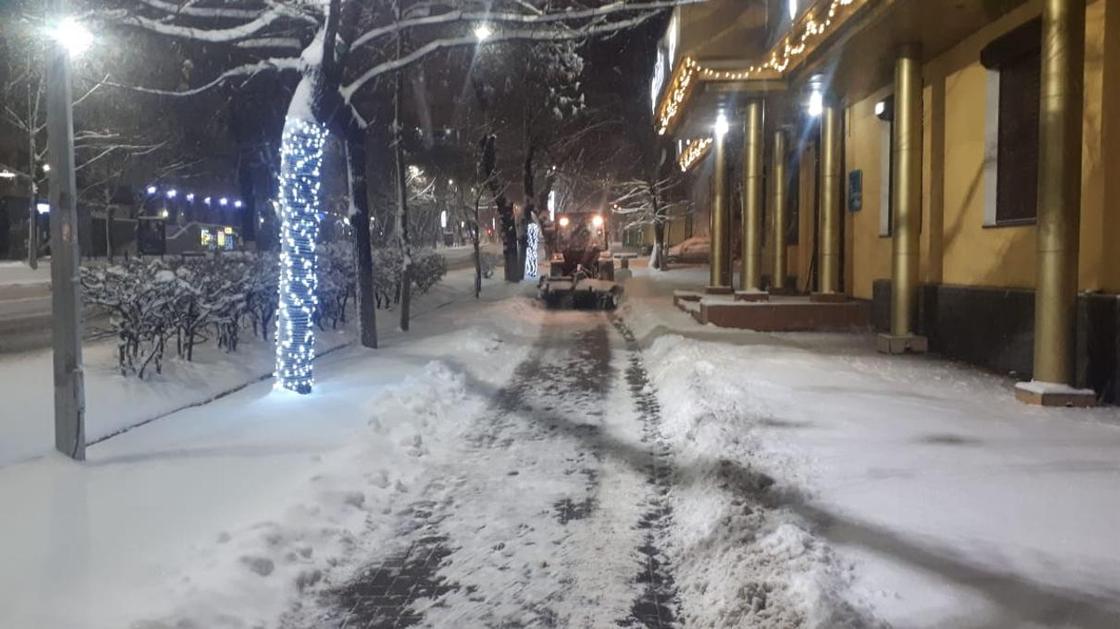 Заторы, аварии, гололед на дорогах: в Алматы выпало 15 сантиметров снега (фото, видео)