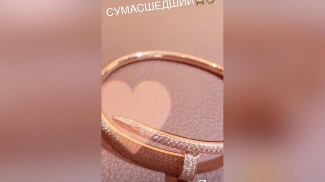 "Сумасшедший! Спасибо": Бузова получила подарок за 10 млн рублей "Сумасшедший! Спасибо": Бузова получила подарок за 10 млн рублей