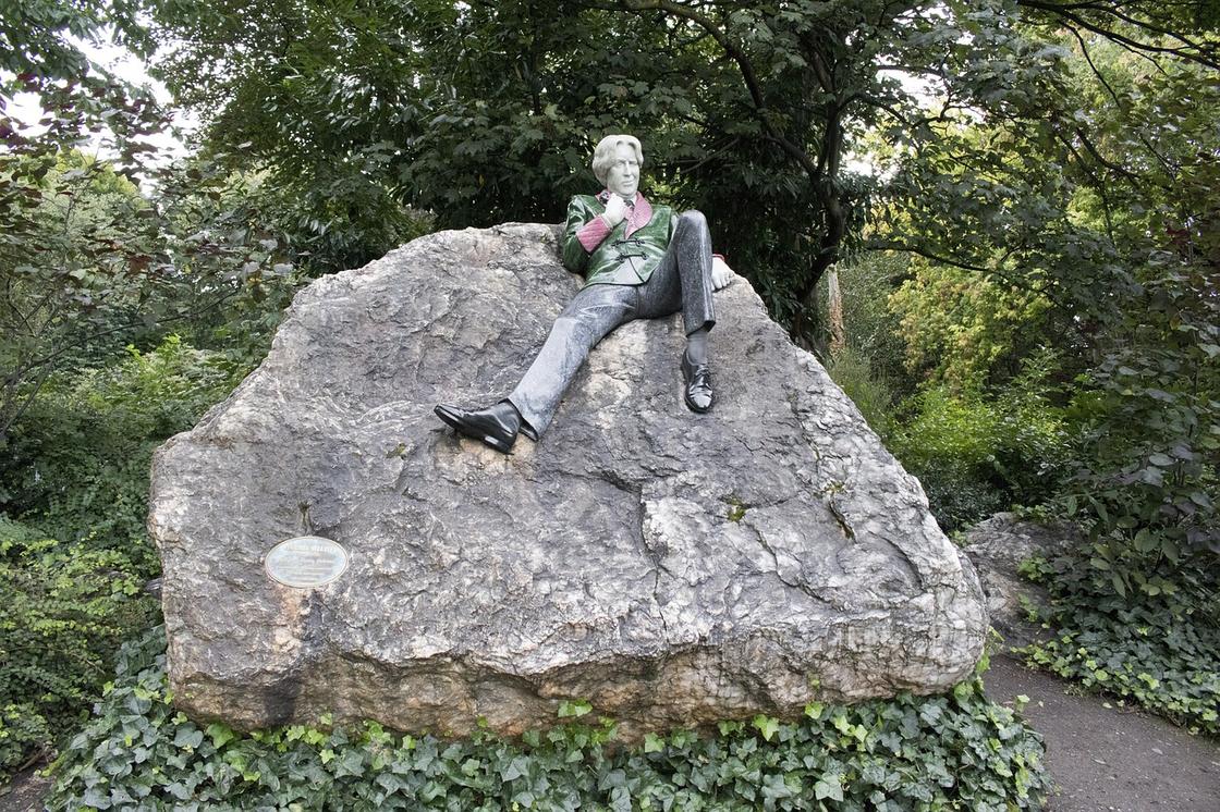 Фигура Оскара Уайльда, увековеченная в камне